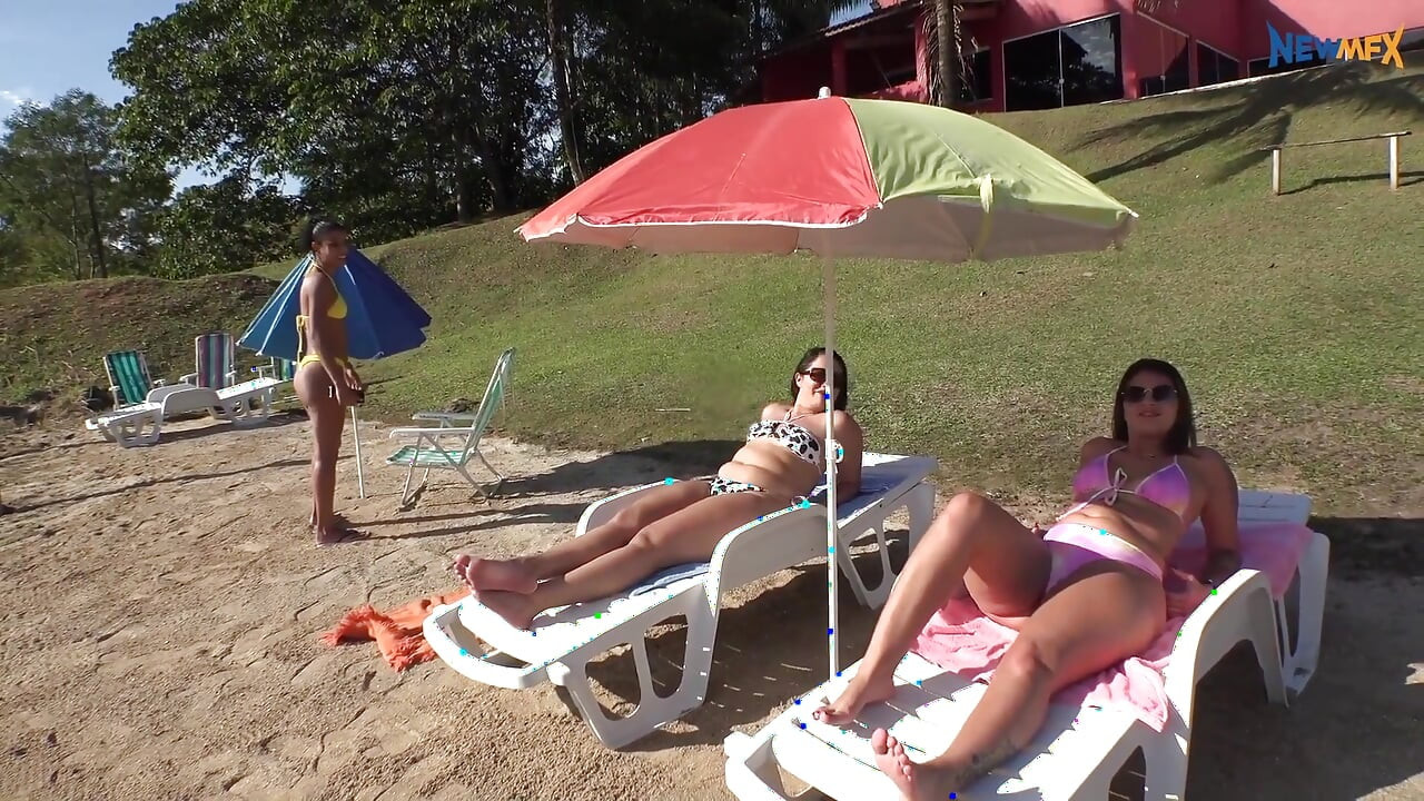Lesbian Asslick on the Beach