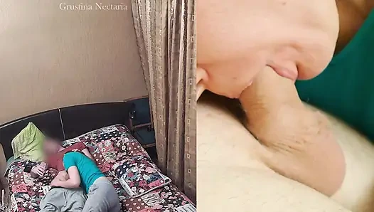 Der spontane schlafzimmer-blowjob eines echten russischen paares, gefilmt von zwei kameras