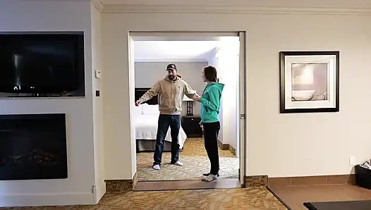 Üvey anne ve üvey oğlu otel odasında yatağı paylaşıyor, riskli hareket orta yaşlı seksi üvey annenin içine boşalıyor