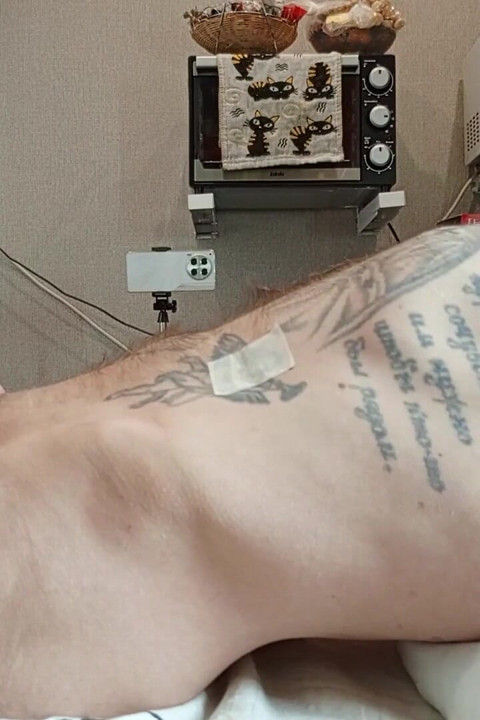 Stiefmoeder geeft een diepe keel pijpbeurt en slikt dik sperma