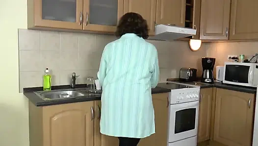 Рыжую зрелую немецкую домохозяйку с натуральными формами долбили дома