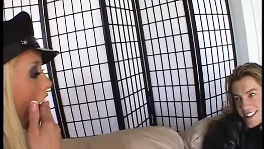 Polisi pirang cantik memiliki caranya sendiri untuk mendapatkan informasi yang dia butuhkan dari pengemudi balap terkenal