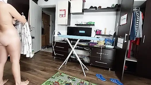 Cewek seksi rambut cokelat lagi asik sambil bugil di rumah