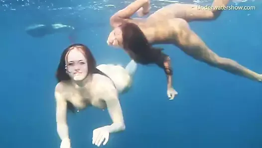 泳ぐ海で裸の2人のエロい女の子
