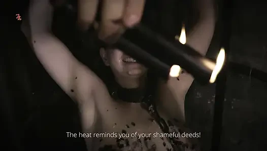 Голая ведьма в клетке чувствует ледяную воду и горячий воск