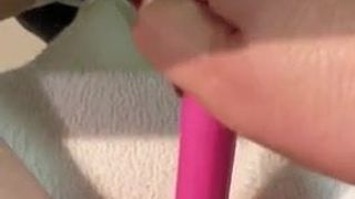 Ik speel met een roze vibrator