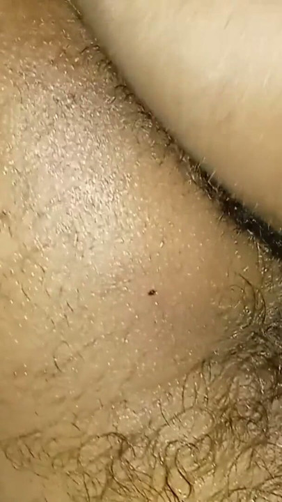 Üvey kız kardeş ağabeyinin büyük yarağına ve edepsiz göt deliğine masaj yapıyor | Klip 2