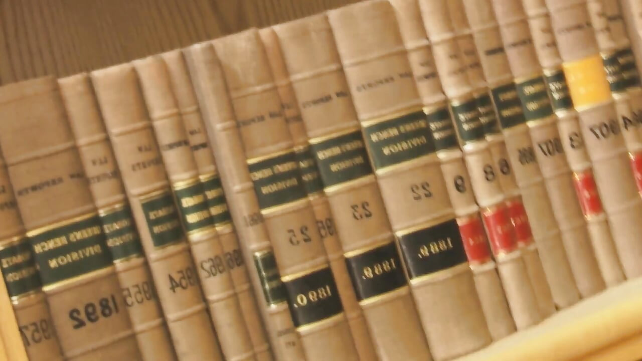 Hot calls szene 2 brünette, die zöpfe und dessous trägt, ruft ihren lehrer, um ihr eine vollständige Bewertung zu geben.