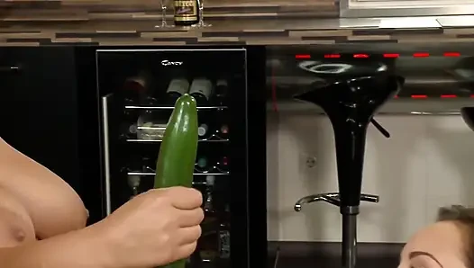 Наслаждайтесь горячими лесбийскими действиями на кухне