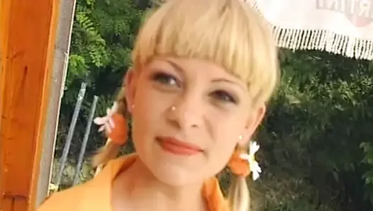 Симпатичная немецкая блондинка скачет на хуе перед каркасным домом