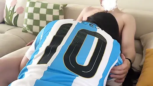 Gadis sepak bola dengan pantat bahenol lagi asik goyangin pantat bahenolnya di piala dunia