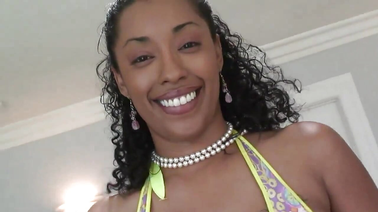 Горячая чернокожая хочет глубокий секс!