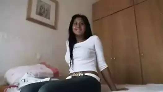 Tio indiano fodendo jovem universitária indiana em quarto de hotel