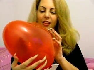 Margo knallt Ballons mit langen, scharfen Nägeln