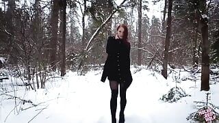 Pieprzyłem nagą sukę w zimowym lesie i cummed w jej ustach - Mollyredwolf