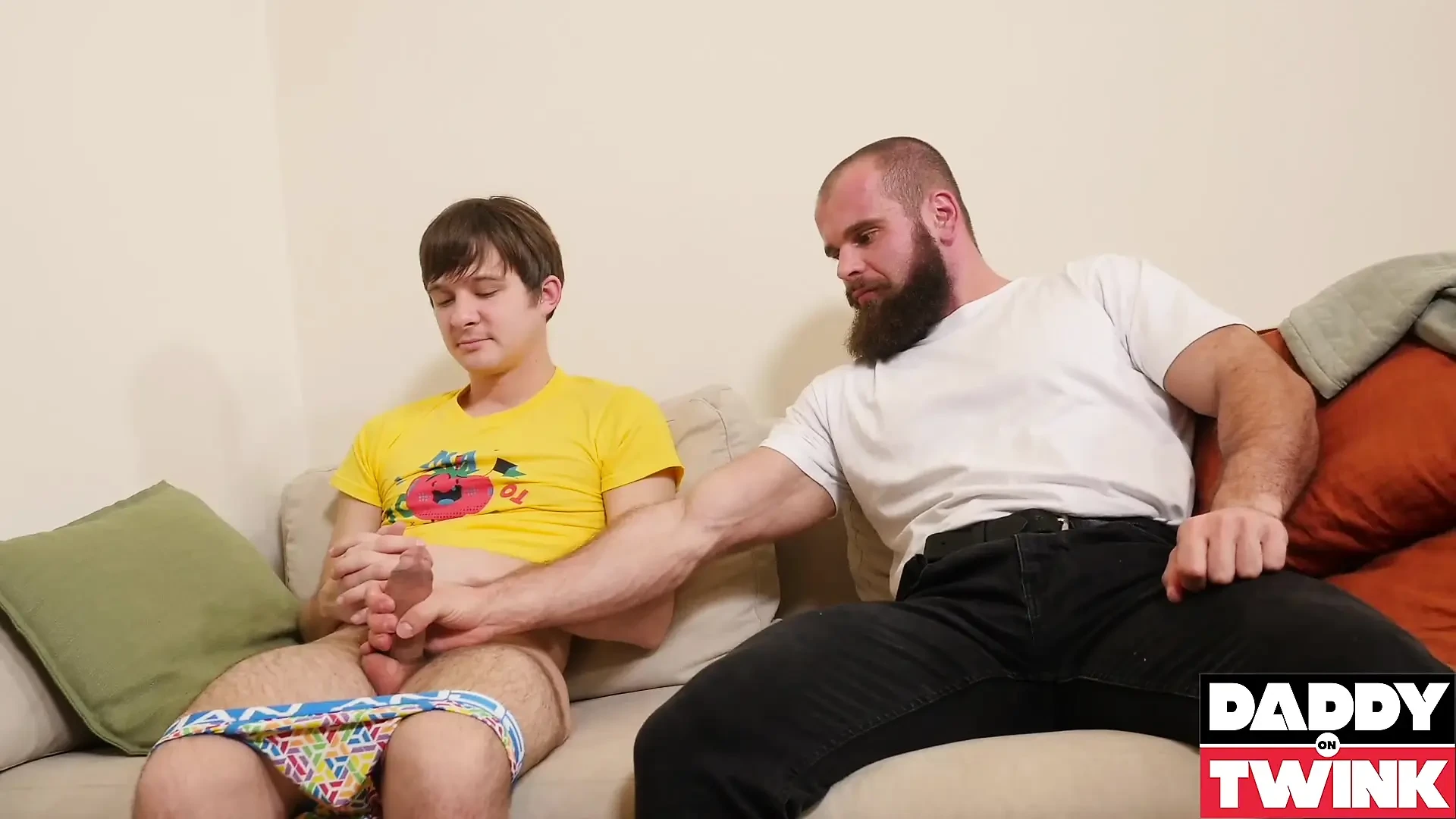 DADDYONTWINK- Liam Rose, jumelle excitée, a très envie de l’énorme bite de John Barber