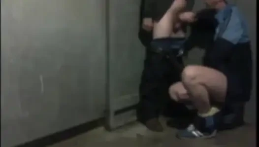 Otoparkta bir kamyon şoförü, çok azgın, park yeri tuvaletinde bana katıldı.