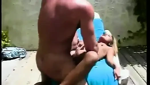 Harika Asyalı bayan açık havada ıslak deliklerinin içine harika yarak alıyor