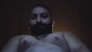 Gordo barbon masturbuje