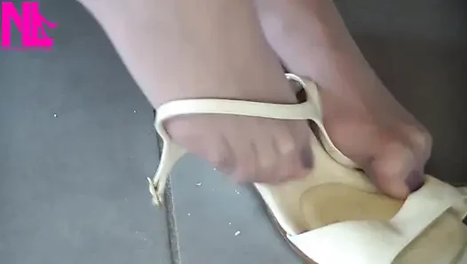 Erkek delisi külotlu çorap giyiyor ve süt renkli kamalarla ayak oyunu yapıyor