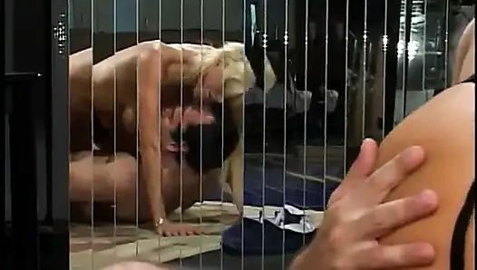 Seksi siyah iç çamaşırlı yalnızlık yarağa biniyor