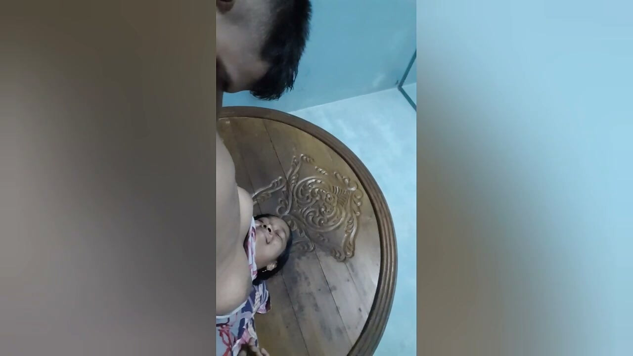 ألعق كس صديقتي بقوة شديدة