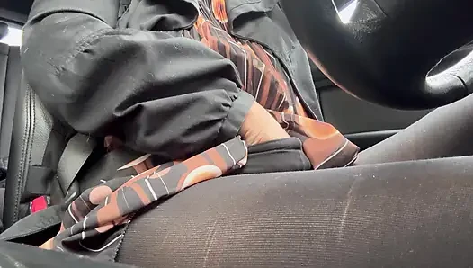 Ibu tiri yang elegan berkendara ke kantor dengan pakaian ketat dan gaun yang indah