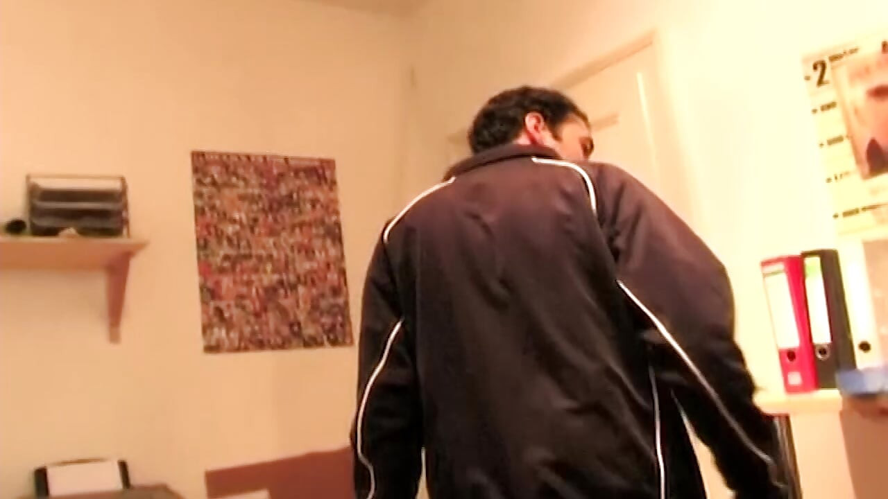 Ahegao szőke nyalja a lüktető faszt, csöpögő köpés