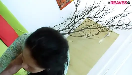 Orta yaşlı seksi kadın tüm yarağı amında hissetmeyi seviyor