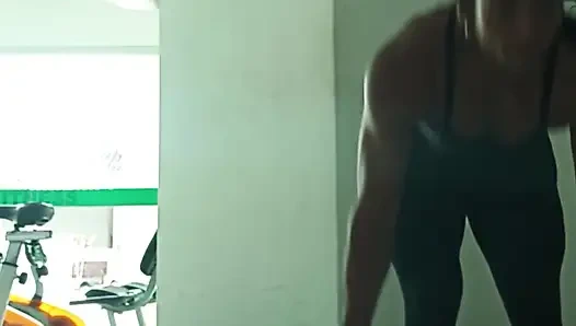 Bu damarlı kalçalarla yarağını sıkmama izin ver