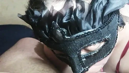 Моя возбужденная соседка делает мне отличный минет и мастурбирует меня ее большими сиськами