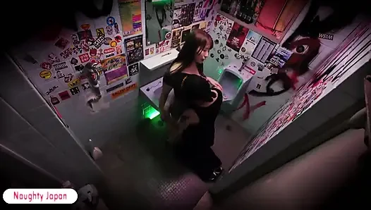 Suster semok ini diajak di klub malam!