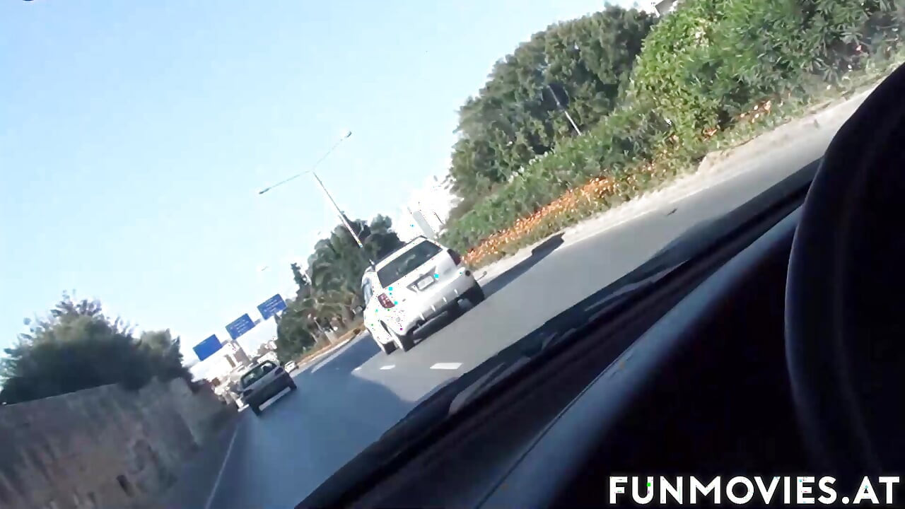 MAMĂ SEXY SE JOACĂ CU PULA ÎN MAȘINĂ