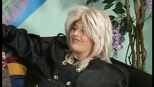 Mächtige Mähne Und Süsse Kleine Tittchen