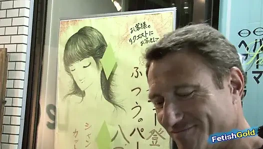 Memek berbulu mahasiswi mungil asia dientot sama pria berotot yang lebih tua