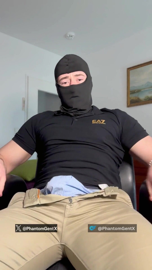 Alemão papai desempacota sua protuberância em boxeadores Hugo Boss - GhostGentX | Clipe 1