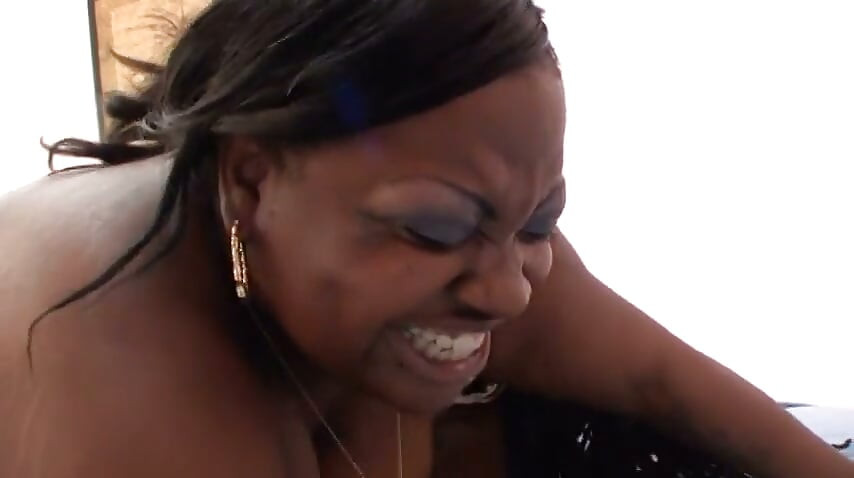 Une nana se fait monter sa grosse chatte sur une bite