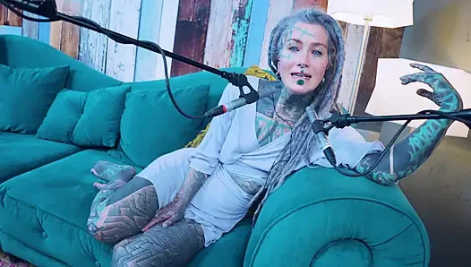 J - Jelousy hakkında konuşuyorum - asmr podcast sfw konuşuyor gotik sıska kız dreadlocks dövmeli model dövmeli kız