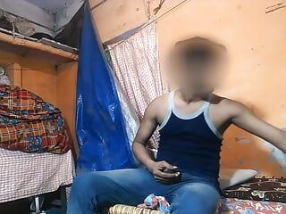 Ragazzo indiano da solo a casa si diverte nella sua stanza ragazzo porca
