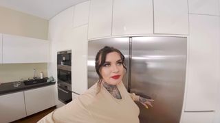 Lustreality - une belle-mère tatouée à gros nichons baise son beau-fils VR