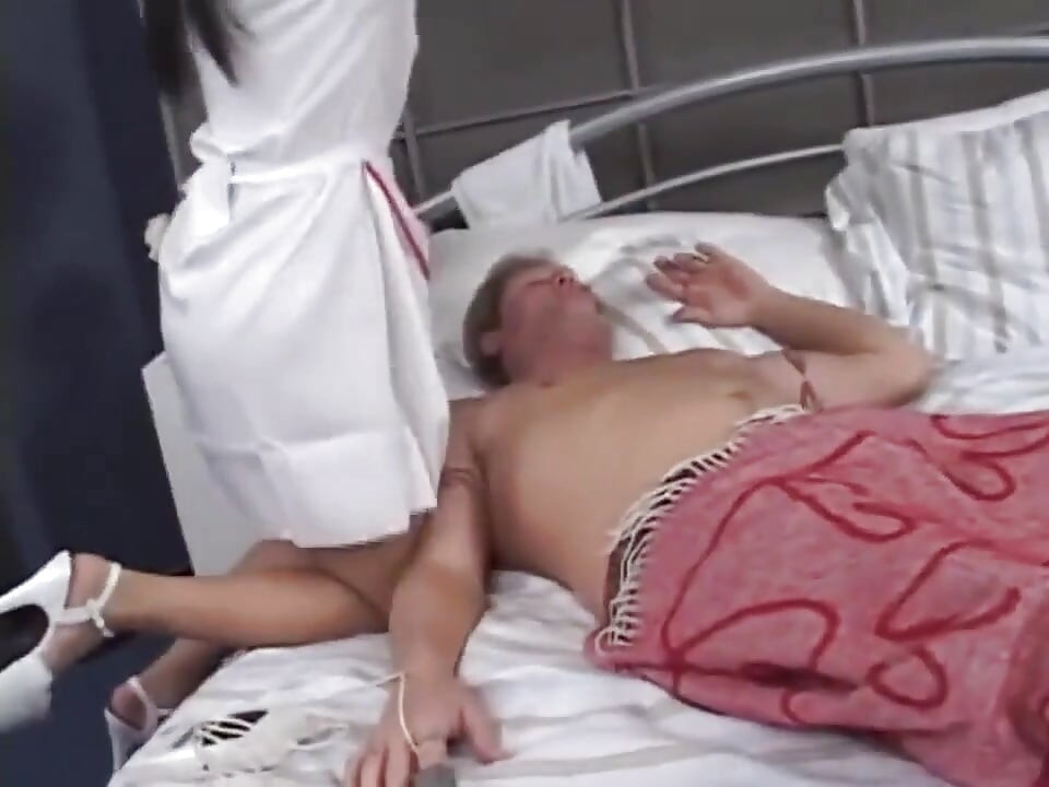 Fată asiatică sexy cu pizdă futută în poziția 69... Spermă în gură