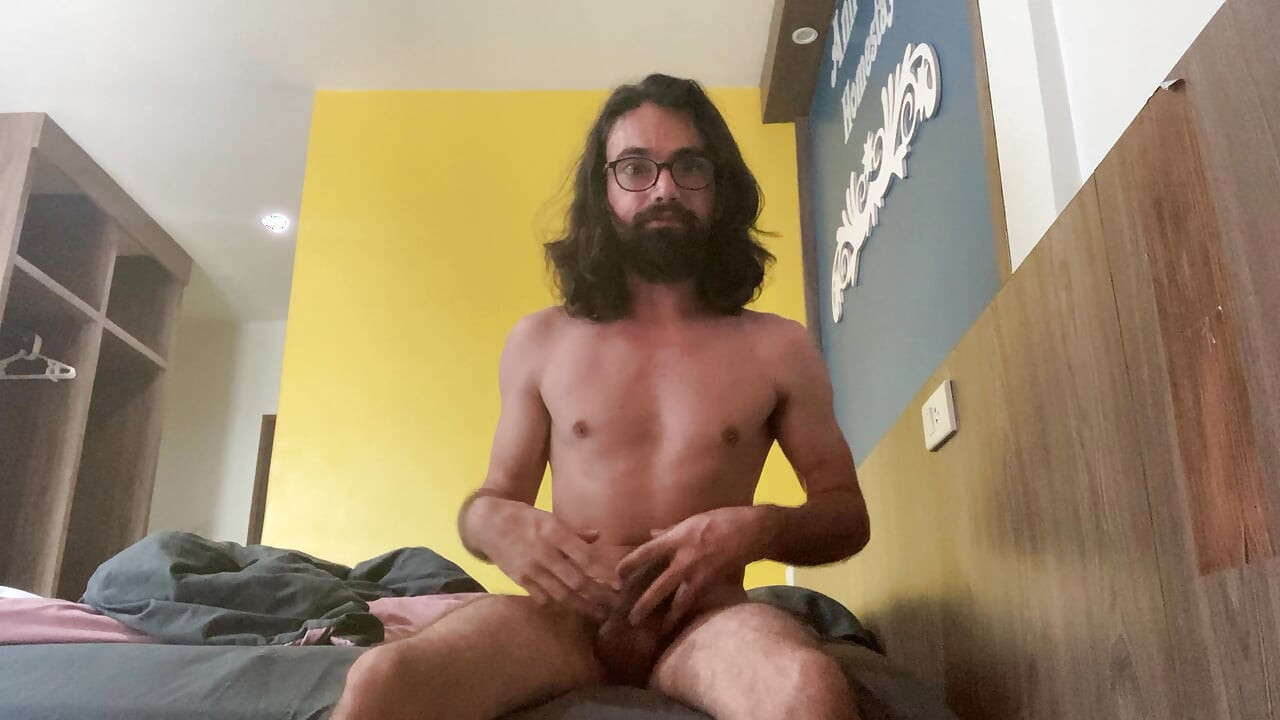 Un mec avec une coquine cerbral tire une éjac sur sa grosse bite