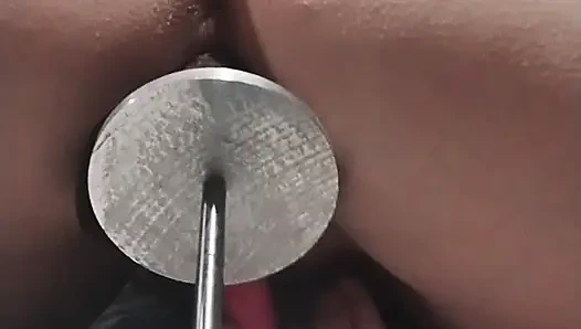 Вид за моей машиной для траха, растягивающей мою киску в видео от первого лица