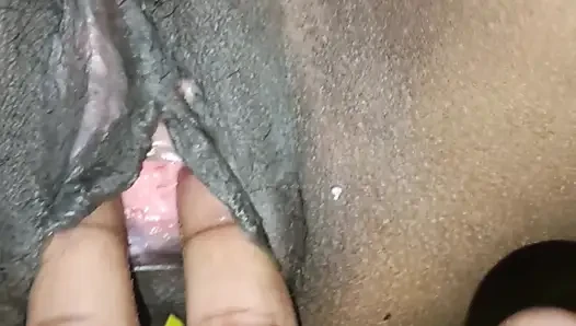 Sikilen üvey kız kardeş parmaklıyor ve sonra amcığını sikiyor bölüm 1