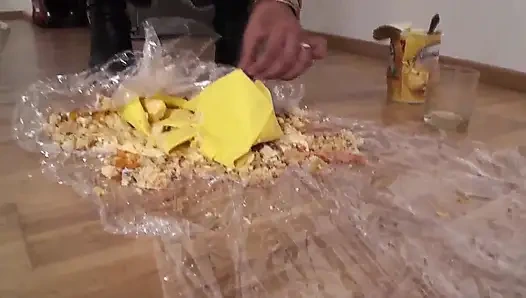 Yüksek topuklu esmer gazlı yemek ve sigara içiyor