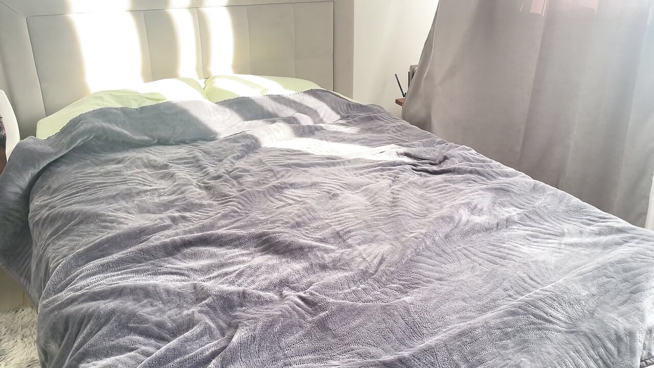 Een sexy Arabische vrouw in een hijab masturbeert en bereikt een orgasme terwijl ze sexy kousen draagt
