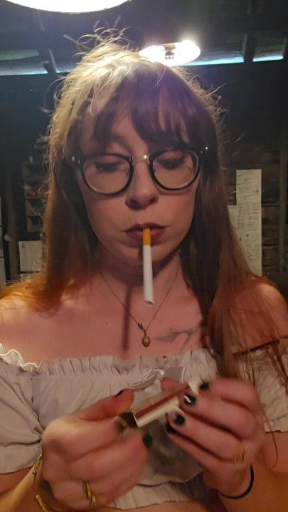 Fumante ruiva milf adora match lighting e soprando duro