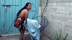 Mujer peluda masturbándose en su patio al aire libre