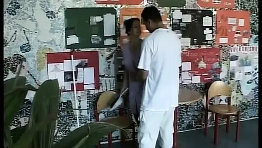 Guru Jerman semok makan air mani setelah kelas