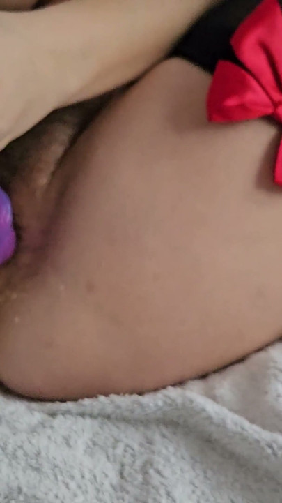 Istri panas dengan memek berbulu dan dildo raksasa | Klip 1